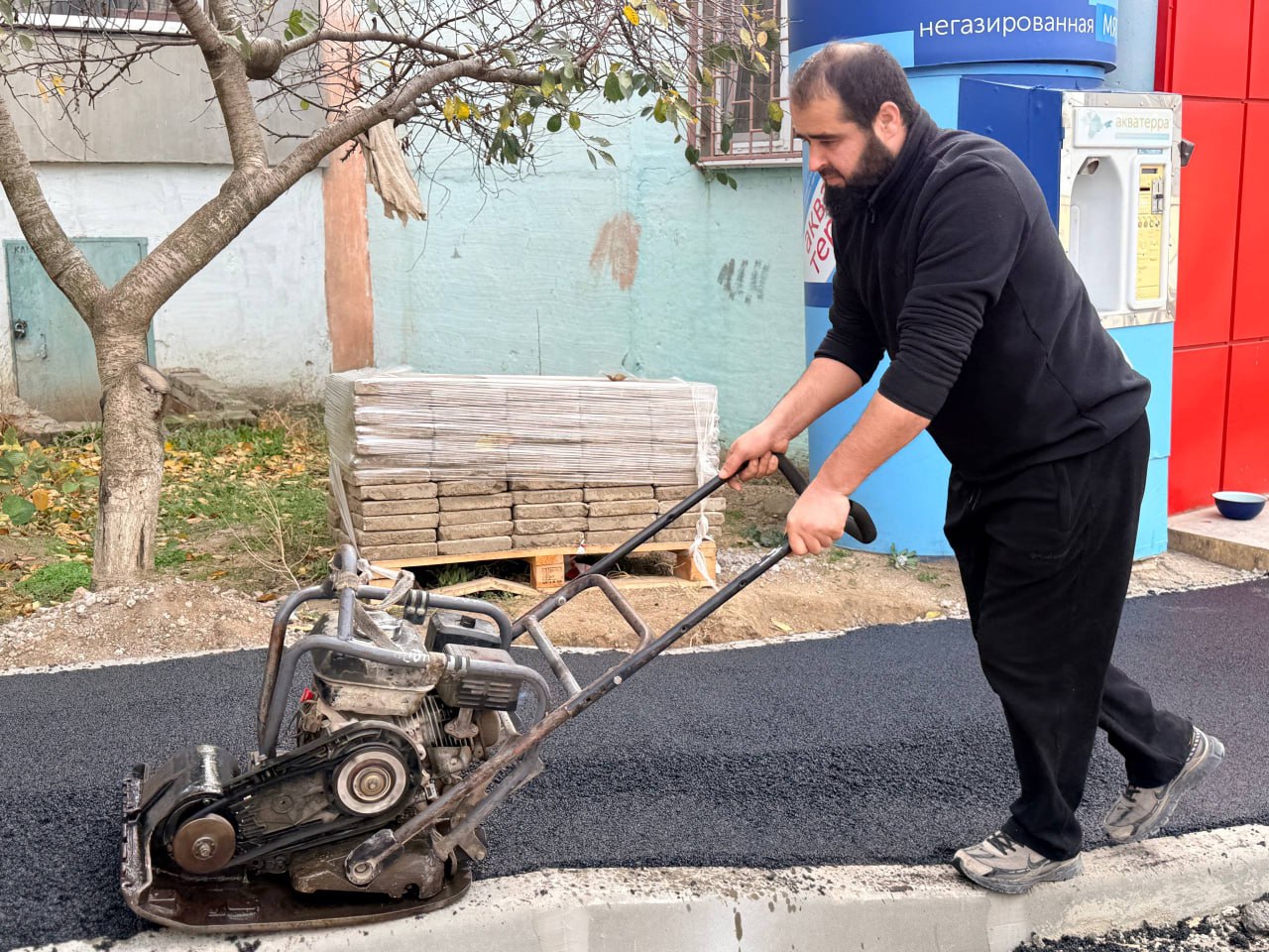 Во дворе по Индустриальному шоссе, 23, 21, 21/1 приступили к асфальтированию тротуаров и входных групп в подъезды Во дворе по Индустриальному шоссе, 23, 21, 21/1 приступили к асфальтированию тротуаров и входных групп в подъезды