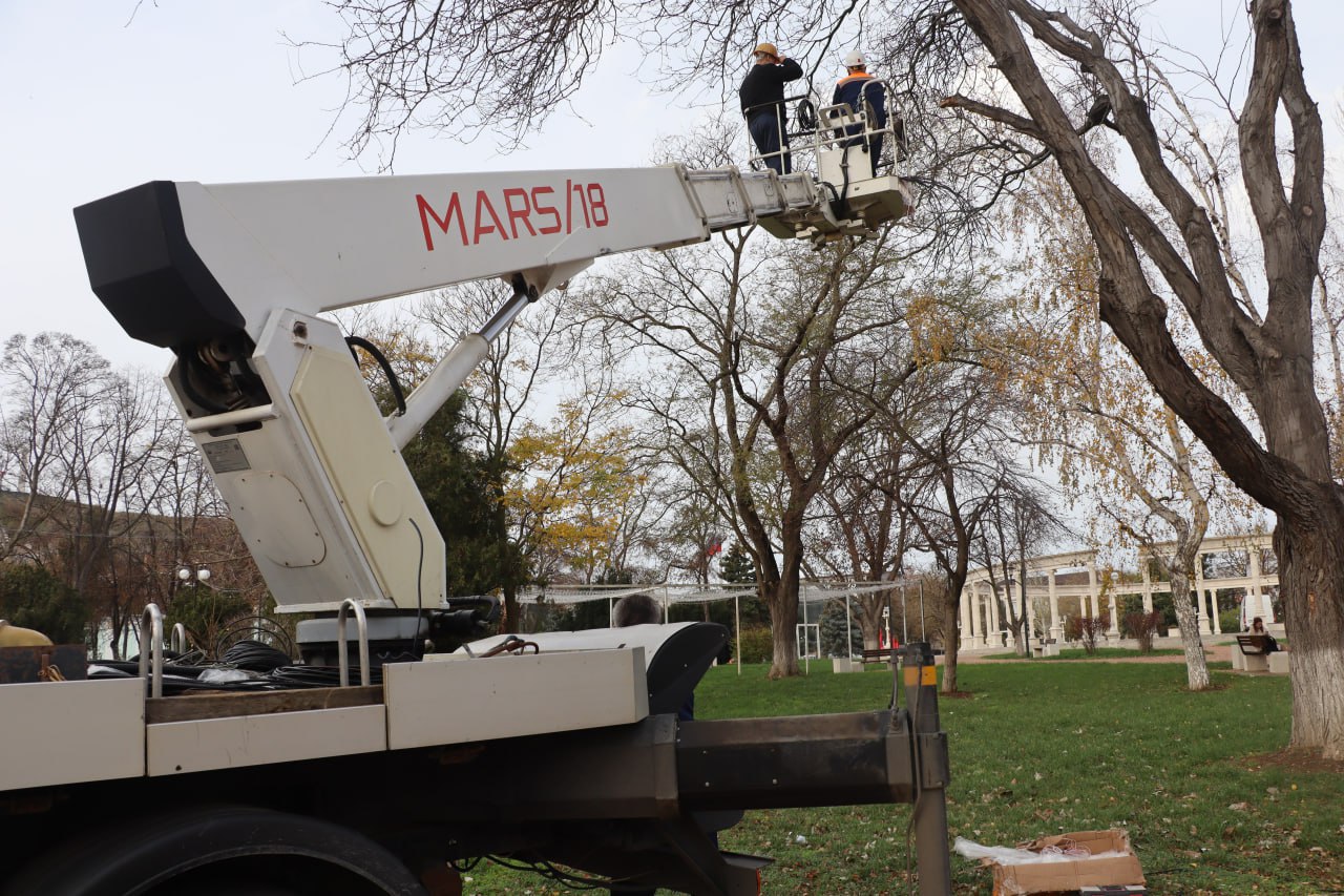 В Керчи стартовала подготовка к Новому году – на центральной площади устанавливают главную елку В Керчи стартовала подготовка к Новому году – на центральной площади устанавливают главную елку