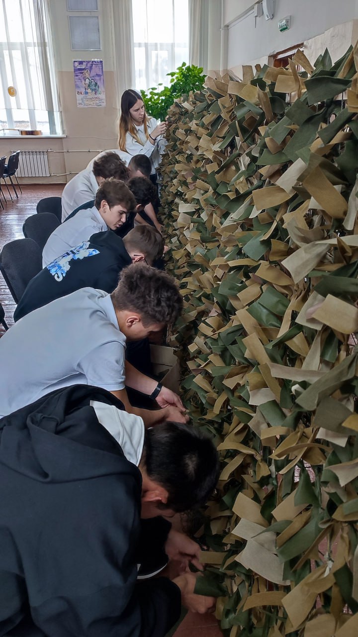 СВОих не бросаем!. Плетение маскировочных сетей в МБОУ «СОШ № 12 им. И. П. Крыжановского» продолжается ежедневно СВОих не бросаем!. Плетение маскировочных сетей в МБОУ «СОШ № 12 им. И. П. Крыжановского» продолжается ежедневно