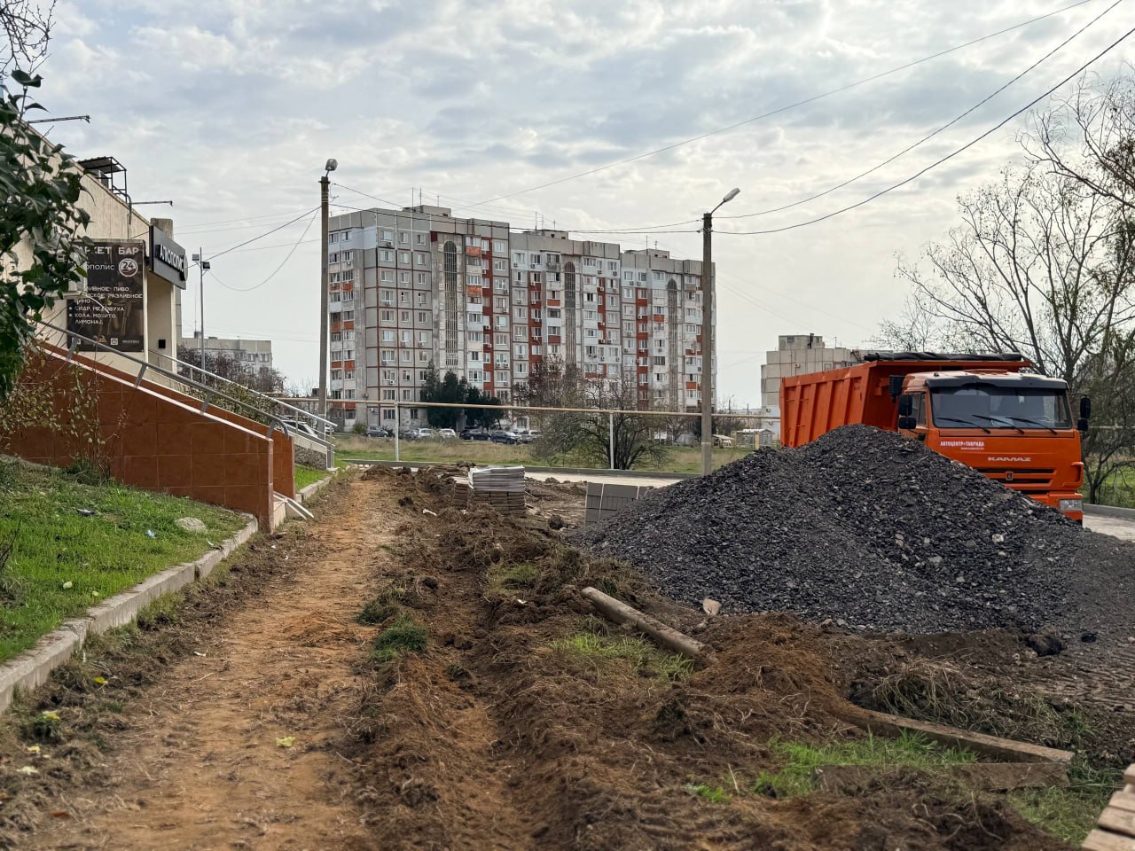 Во дворе по Индустриальному шоссе, 23, 21, 21/1 приступили к асфальтированию тротуаров и входных групп в подъезды Во дворе по Индустриальному шоссе, 23, 21, 21/1 приступили к асфальтированию тротуаров и входных групп в подъезды