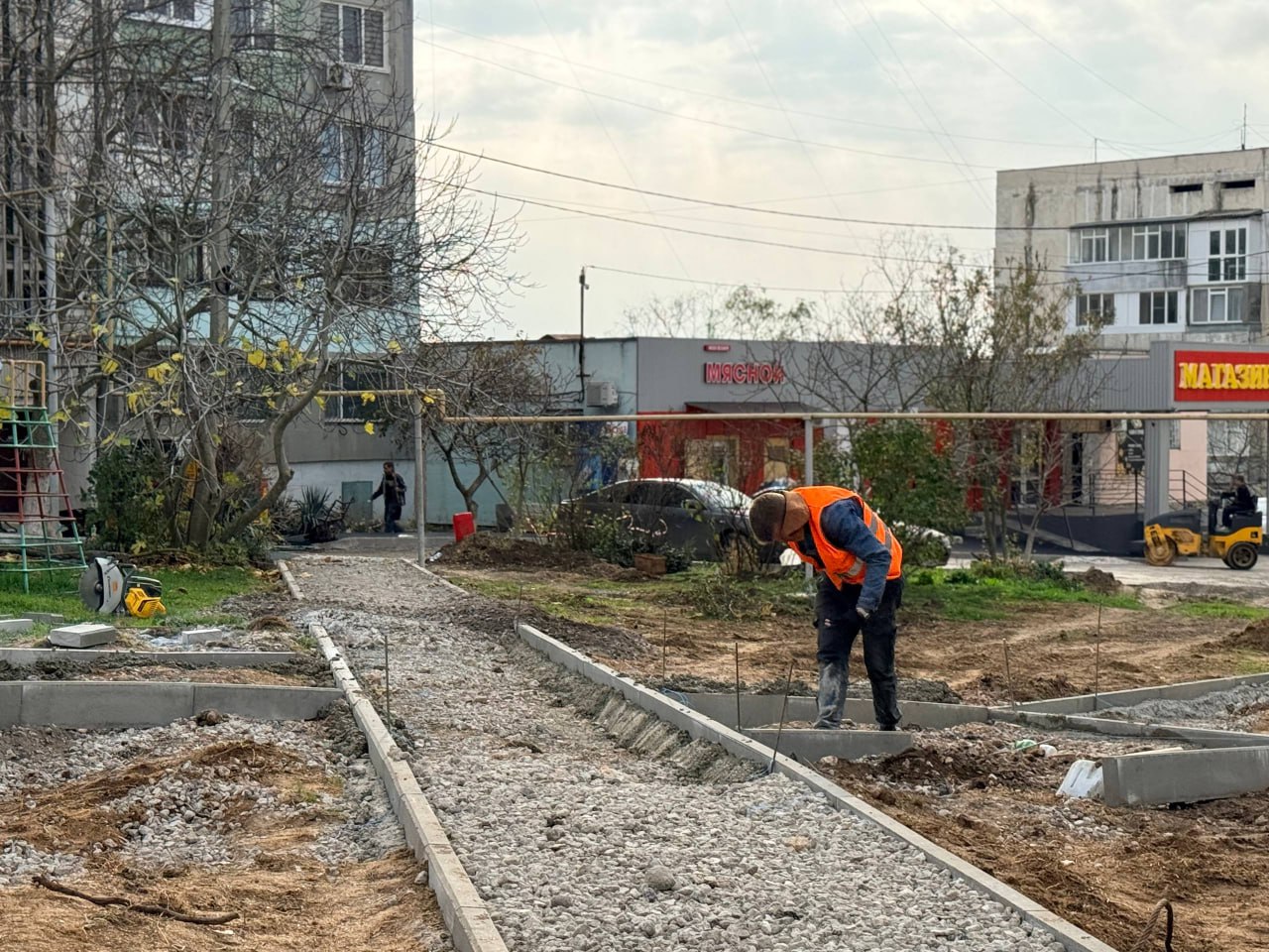Во дворе по Индустриальному шоссе, 23, 21, 21/1 приступили к асфальтированию тротуаров и входных групп в подъезды Во дворе по Индустриальному шоссе, 23, 21, 21/1 приступили к асфальтированию тротуаров и входных групп в подъезды