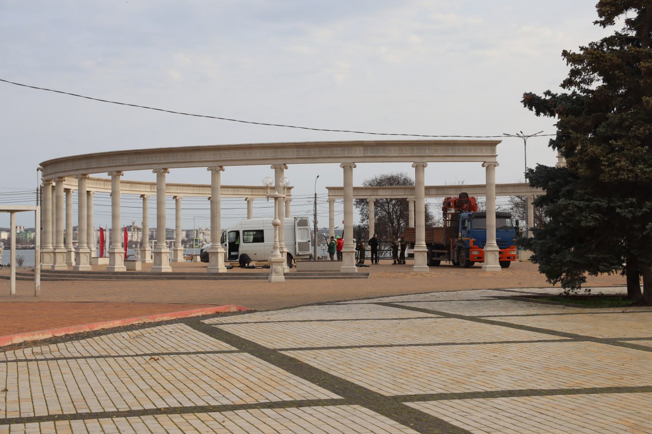 В Керчи стартовала подготовка к Новому году – на центральной площади устанавливают главную елку В Керчи стартовала подготовка к Новому году – на центральной площади устанавливают главную елку