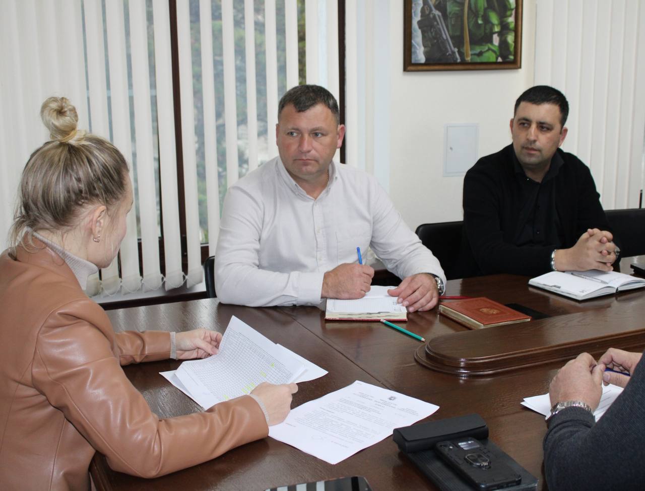 Ольга Торубарова: Вместе со своими заместителями: Сергеем Александровичем Гниздыло и Шерифом Тимуровичем Османовым, а также ветераном боевых действий СВО, участником кадрового проекта «ГероиКрыма» Сергеем Сергеевичем... Ольга Торубарова: Вместе со своими заместителями: Сергеем Александровичем Гниздыло и Шерифом Тимуровичем Османовым, а также ветераном боевых действий СВО, участником кадрового проекта «ГероиКрыма» Сергеем Сергеевичем...