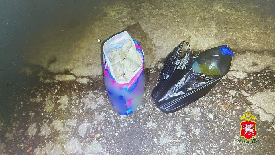 В Ялте полицейские предотвратили заказной поджог четырёх автомобилей и торгового павильона