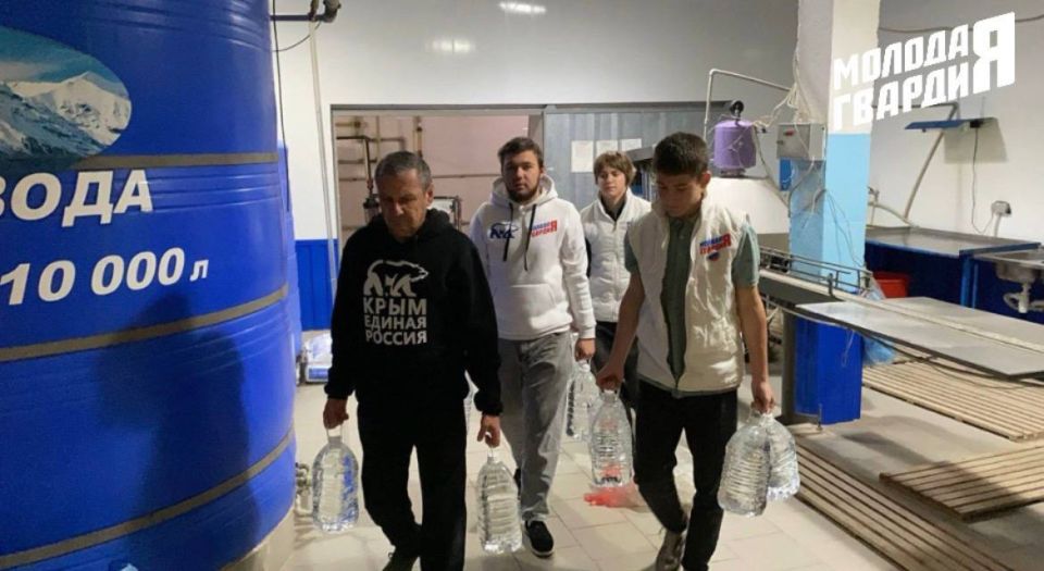 Активисты «Молодой Гвардии» Евпатории помогли в отправке гуманитарной помощи бойцам СВО Активисты «Молодой Гвардии» Евпатории помогли в отправке гуманитарной помощи бойцам СВО