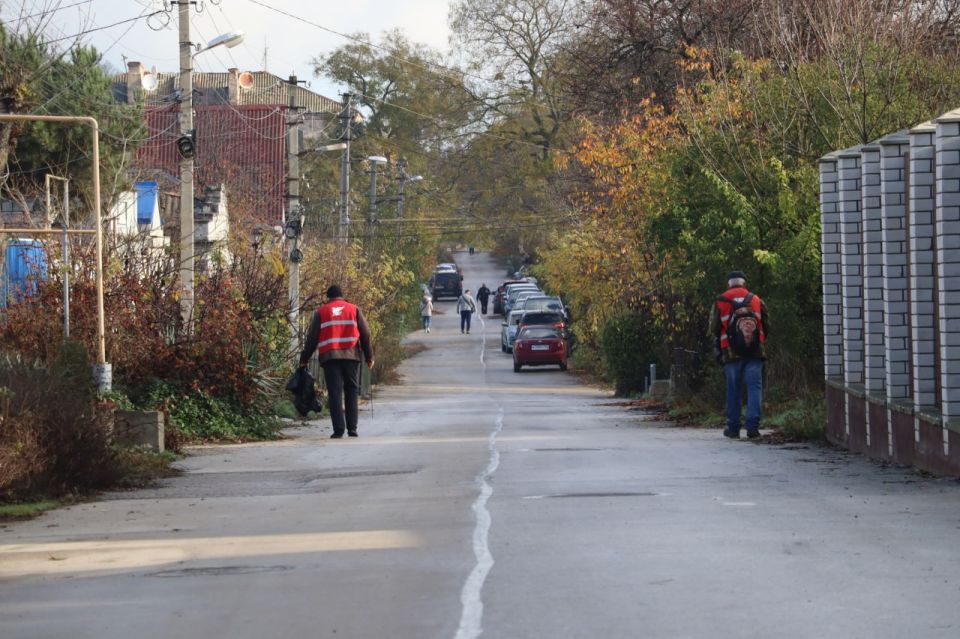 Ежедневно по дорогам Керчи курсируют комбинированные дорожные машины, которые осуществляют уборку проезжей части и обочин в дневное и ночное время Ежедневно по дорогам Керчи курсируют комбинированные дорожные машины, которые осуществляют уборку проезжей части и обочин в дневное и ночное время