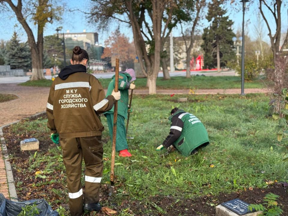 Служба городского хозяйства Керчи продолжает сезонные работы по благоустройству: проводится обрезка деревьев, формовочная стрижка кустов, а также обработка и прополка клумб Служба городского хозяйства Керчи продолжает сезонные работы по благоустройству: проводится обрезка деревьев, формовочная стрижка кустов, а также обработка и прополка клумб