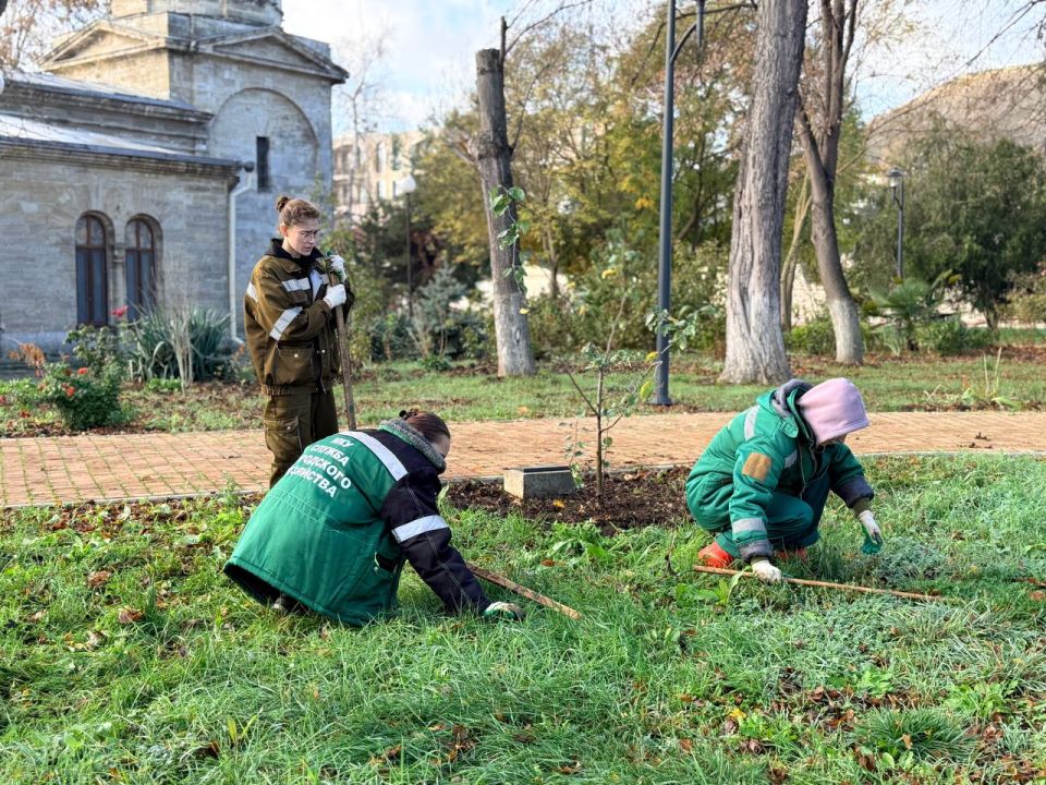Служба городского хозяйства Керчи продолжает сезонные работы по благоустройству: проводится обрезка деревьев, формовочная стрижка кустов, а также обработка и прополка клумб Служба городского хозяйства Керчи продолжает сезонные работы по благоустройству: проводится обрезка деревьев, формовочная стрижка кустов, а также обработка и прополка клумб