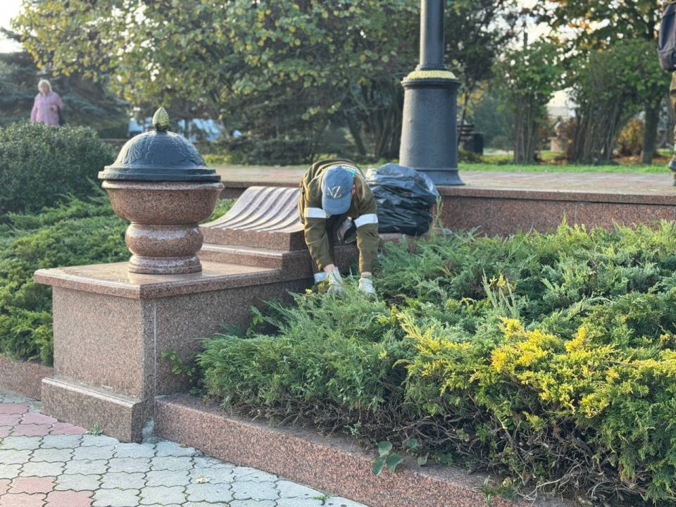 Служба городского хозяйства Керчи продолжает сезонные работы по благоустройству: проводится обрезка деревьев, формовочная стрижка кустов, а также обработка и прополка клумб Служба городского хозяйства Керчи продолжает сезонные работы по благоустройству: проводится обрезка деревьев, формовочная стрижка кустов, а также обработка и прополка клумб