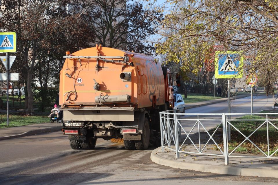 Ежедневно по дорогам Керчи курсируют комбинированные дорожные машины, которые осуществляют уборку проезжей части и обочин в дневное и ночное время Ежедневно по дорогам Керчи курсируют комбинированные дорожные машины, которые осуществляют уборку проезжей части и обочин в дневное и ночное время
