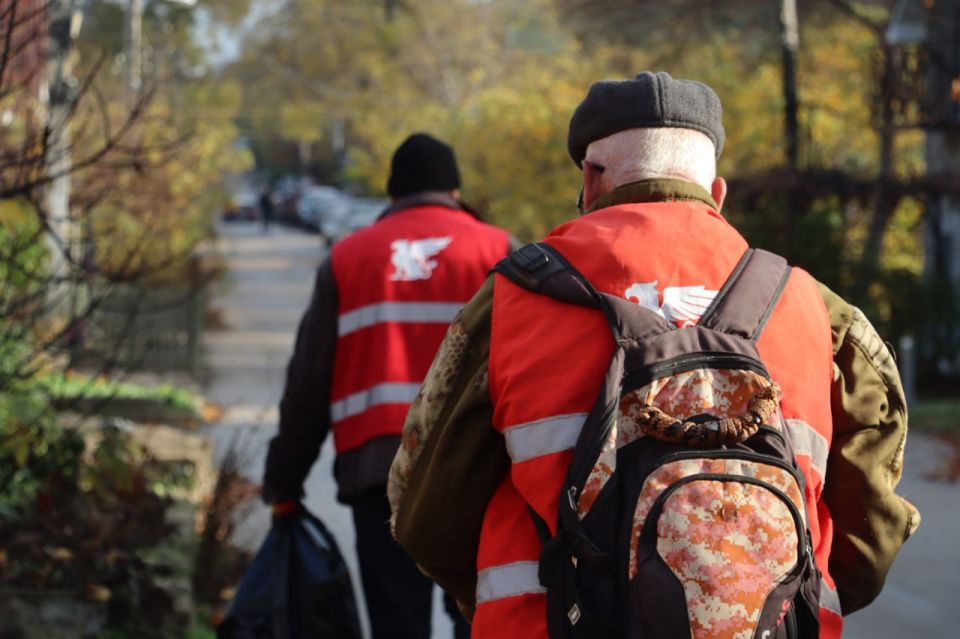 Ежедневно по дорогам Керчи курсируют комбинированные дорожные машины, которые осуществляют уборку проезжей части и обочин в дневное и ночное время Ежедневно по дорогам Керчи курсируют комбинированные дорожные машины, которые осуществляют уборку проезжей части и обочин в дневное и ночное время