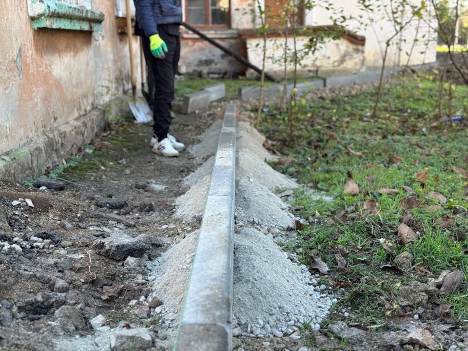 Продолжается благоустройство двора по ул. Петра Дейкало, 6/1, Архитектурной, 5/2, Бульвару Пионеров, 2/5 Продолжается благоустройство двора по ул. Петра Дейкало, 6/1, Архитектурной, 5/2, Бульвару Пионеров, 2/5