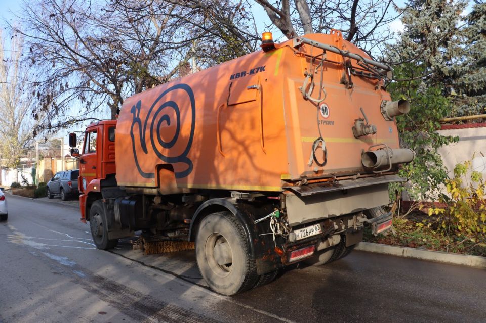 Ежедневно по дорогам Керчи курсируют комбинированные дорожные машины, которые осуществляют уборку проезжей части и обочин в дневное и ночное время Ежедневно по дорогам Керчи курсируют комбинированные дорожные машины, которые осуществляют уборку проезжей части и обочин в дневное и ночное время