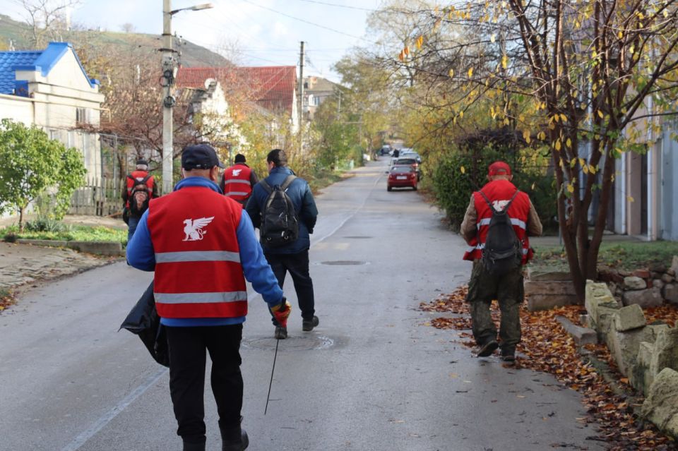 Ежедневно по дорогам Керчи курсируют комбинированные дорожные машины, которые осуществляют уборку проезжей части и обочин в дневное и ночное время Ежедневно по дорогам Керчи курсируют комбинированные дорожные машины, которые осуществляют уборку проезжей части и обочин в дневное и ночное время