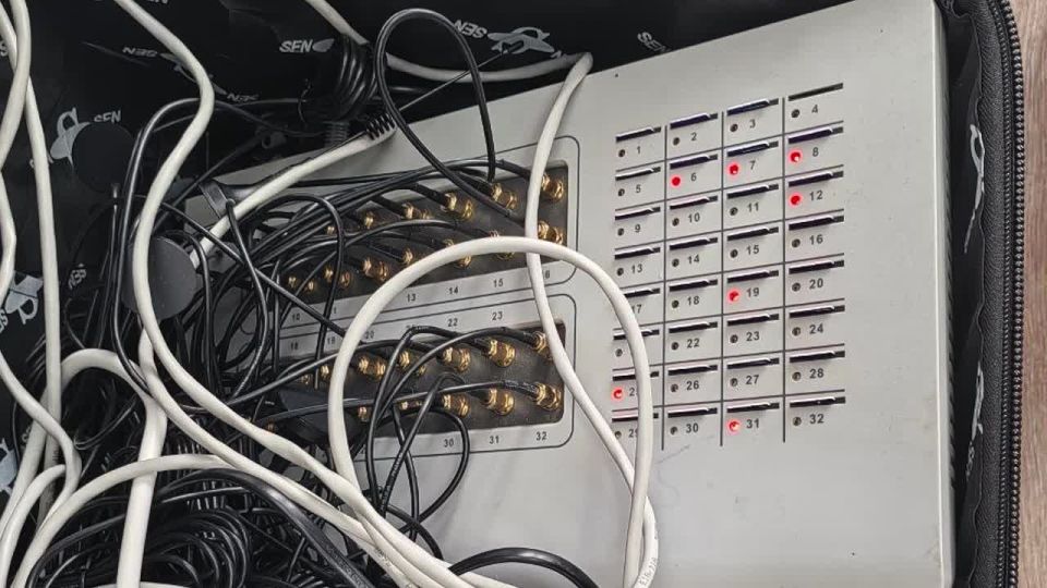 Силовики ликвидировали узел связи украинских мошенников в Симферополе и задержали мужчину, который следил, чтобы этот узел исправно работал