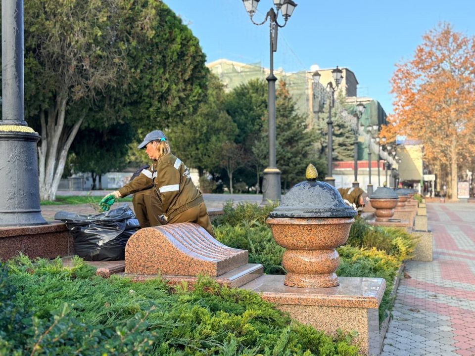 Служба городского хозяйства Керчи продолжает сезонные работы по благоустройству: проводится обрезка деревьев, формовочная стрижка кустов, а также обработка и прополка клумб Служба городского хозяйства Керчи продолжает сезонные работы по благоустройству: проводится обрезка деревьев, формовочная стрижка кустов, а также обработка и прополка клумб