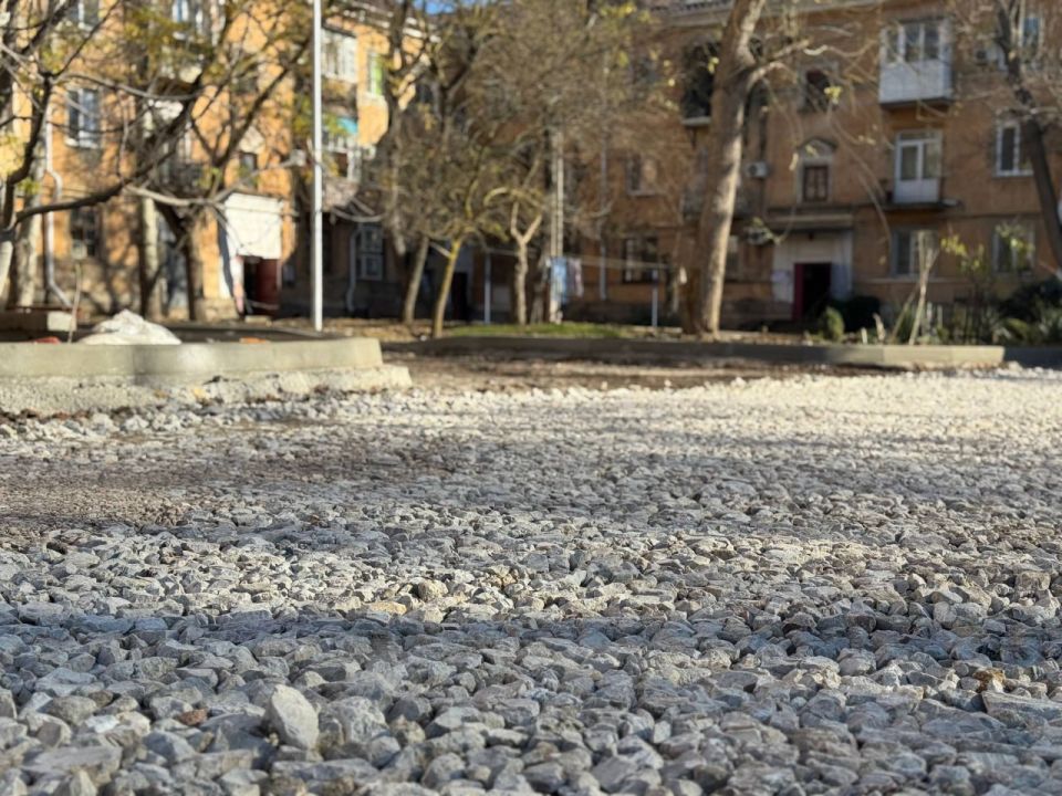 Продолжается благоустройство двора по ул. Петра Дейкало, 6/1, Архитектурной, 5/2, Бульвару Пионеров, 2/5 Продолжается благоустройство двора по ул. Петра Дейкало, 6/1, Архитектурной, 5/2, Бульвару Пионеров, 2/5