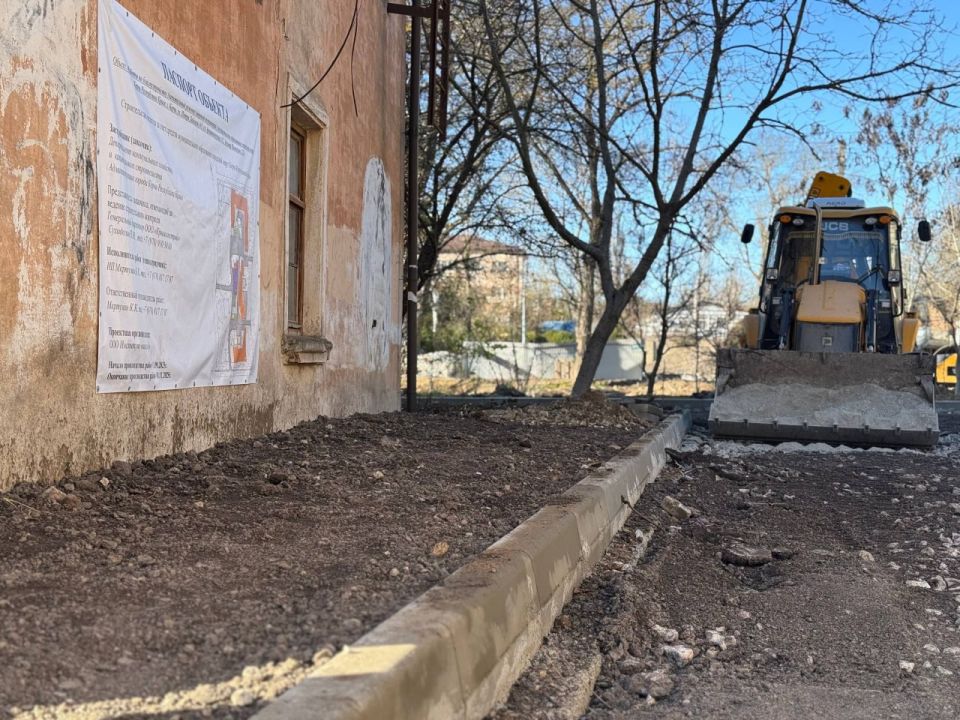 Продолжается благоустройство двора по ул. Петра Дейкало, 6/1, Архитектурной, 5/2, Бульвару Пионеров, 2/5 Продолжается благоустройство двора по ул. Петра Дейкало, 6/1, Архитектурной, 5/2, Бульвару Пионеров, 2/5