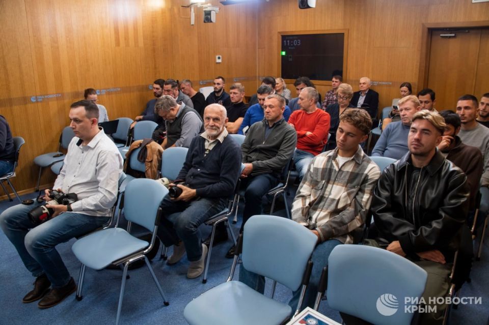 Лучших тренеров и футболистов наградили в пресс-центре РИА Новости Крым Лучших тренеров и футболистов наградили в пресс-центре РИА Новости Крым