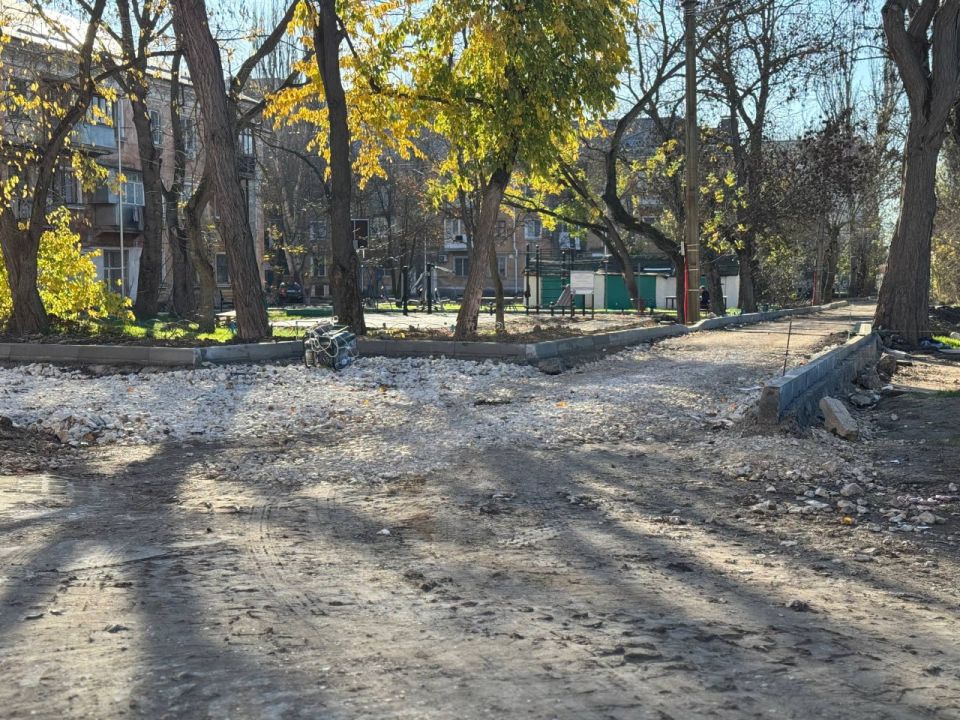 Продолжается благоустройство двора по ул. Петра Дейкало, 6/1, Архитектурной, 5/2, Бульвару Пионеров, 2/5 Продолжается благоустройство двора по ул. Петра Дейкало, 6/1, Архитектурной, 5/2, Бульвару Пионеров, 2/5