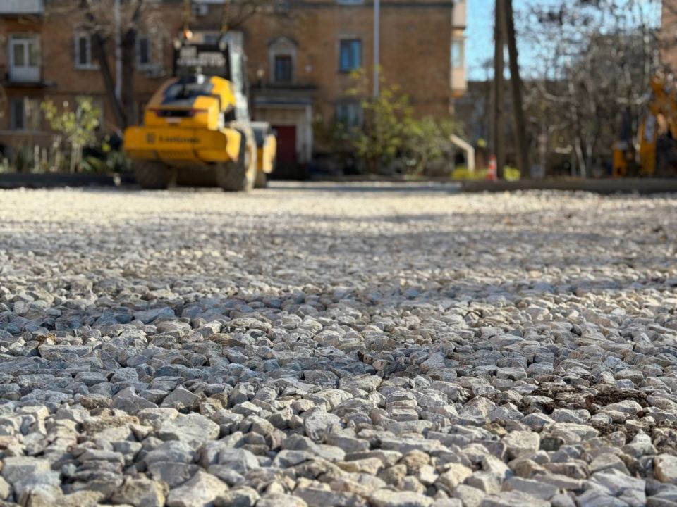 Продолжается благоустройство двора по ул. Петра Дейкало, 6/1, Архитектурной, 5/2, Бульвару Пионеров, 2/5 Продолжается благоустройство двора по ул. Петра Дейкало, 6/1, Архитектурной, 5/2, Бульвару Пионеров, 2/5