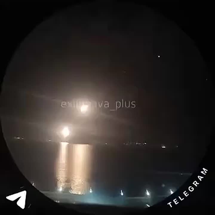 Пуск восьми крылатых ракет "Калибр" корветом Черноморского флота из бухты Новороссийска сегодня ночью