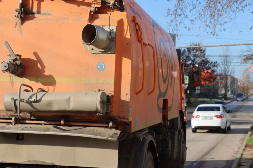 Ежедневно по дорогам Керчи курсируют комбинированные дорожные машины, которые осуществляют уборку проезжей части и обочин в дневное и ночное время Ежедневно по дорогам Керчи курсируют комбинированные дорожные машины, которые осуществляют уборку проезжей части и обочин в дневное и ночное время