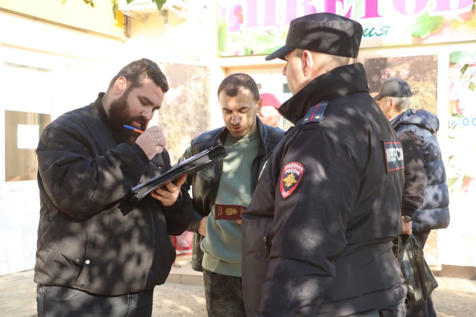 Сотрудники управления муниципального контроля продолжают регулярные профилактические рейды по пресечению незаконной торговли Сотрудники управления муниципального контроля продолжают регулярные профилактические рейды по пресечению незаконной торговли