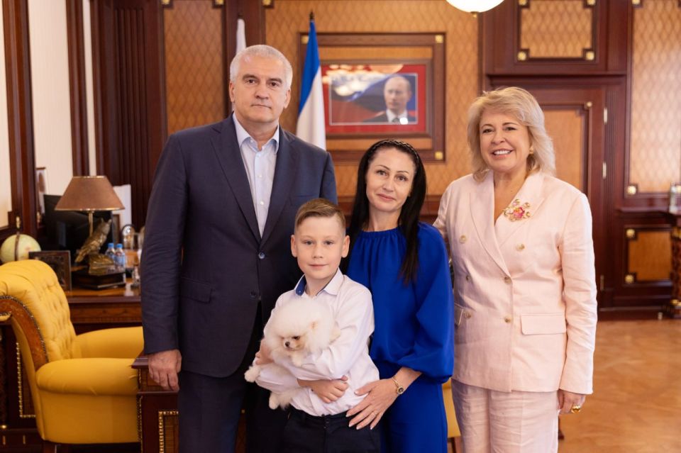 Янина Павленко: Друзья! Сегодня день рождения отмечает лидер всех крымчан, тот, кто 11 лет назад не побоялся взять на себя ответственность за них и за будущее всего полуострова и теперь уверенно ведет Крым вперед дорогами... Янина Павленко: Друзья! Сегодня день рождения отмечает лидер всех крымчан, тот, кто 11 лет назад не побоялся взять на себя ответственность за них и за будущее всего полуострова и теперь уверенно ведет Крым вперед дорогами...