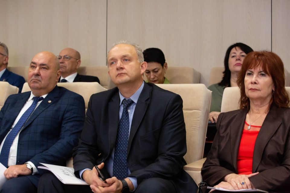 Руководство Общественной палаты Крыма приняло участие в парламентских слушаниях по проекту бюджета на 2026 год Руководство Общественной палаты Крыма приняло участие в парламентских слушаниях по проекту бюджета на 2026 год