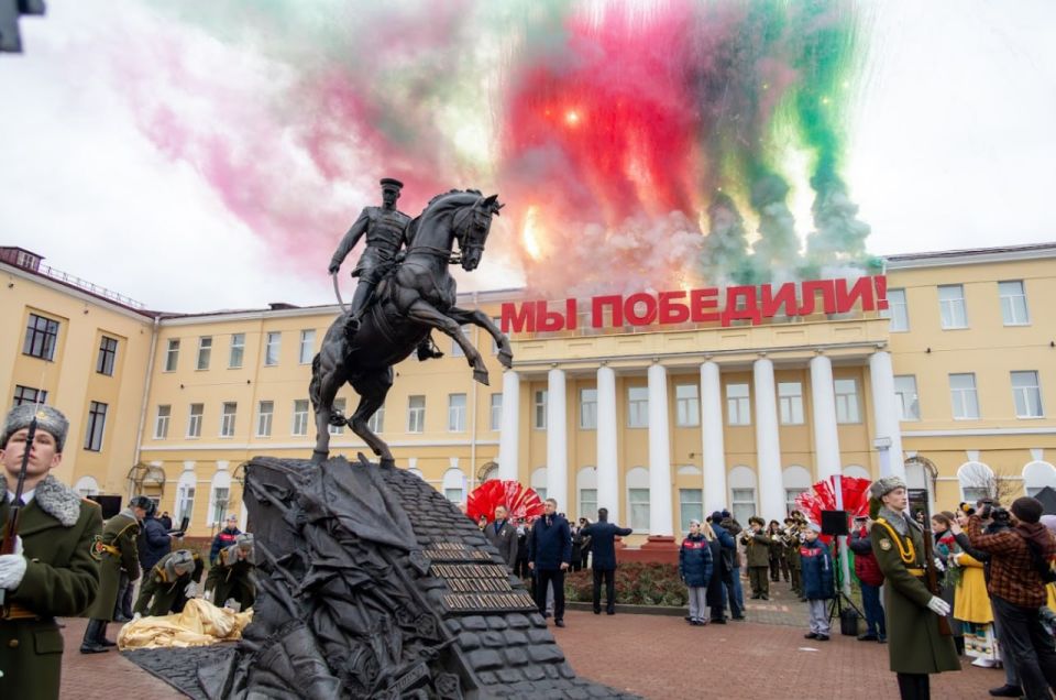 Владимир Мединский: Как и обещал, РВИО установило памятник К.Рокоссовскому в Гомеле. Маршал командует Парадом Победы Владимир Мединский: Как и обещал, РВИО установило памятник К.Рокоссовскому в Гомеле. Маршал командует Парадом Победы
