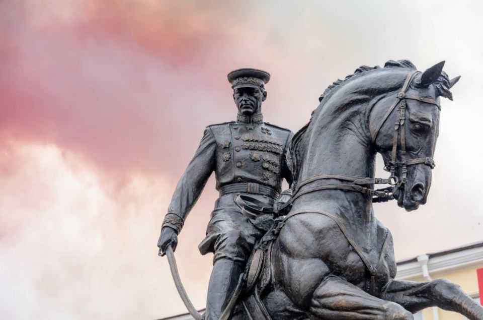 Владимир Мединский: Как и обещал, РВИО установило памятник К.Рокоссовскому в Гомеле. Маршал командует Парадом Победы