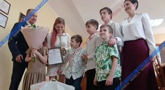 Депутат Дмитрий Белик поздравил с предстоящем днём матери Полину Николайчук