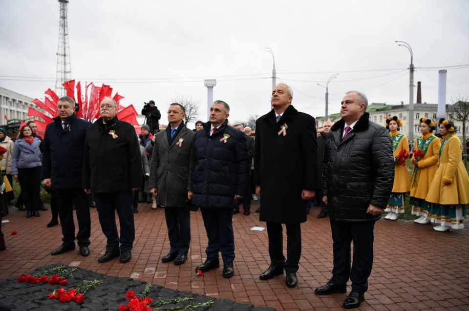 Владимир Мединский: Как и обещал, РВИО установило памятник К.Рокоссовскому в Гомеле. Маршал командует Парадом Победы Владимир Мединский: Как и обещал, РВИО установило памятник К.Рокоссовскому в Гомеле. Маршал командует Парадом Победы
