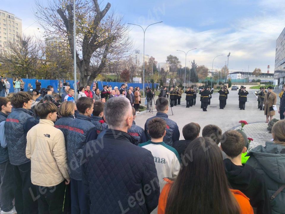 В СОКе двухсотлетия Севастополя прошло торжественное открытие памятника Галине Прозуменьщиковой, первой олимпийской чемпионке по плаванью в истории советского спорта В СОКе двухсотлетия Севастополя прошло торжественное открытие памятника Галине Прозуменьщиковой, первой олимпийской чемпионке по плаванью в истории советского спорта