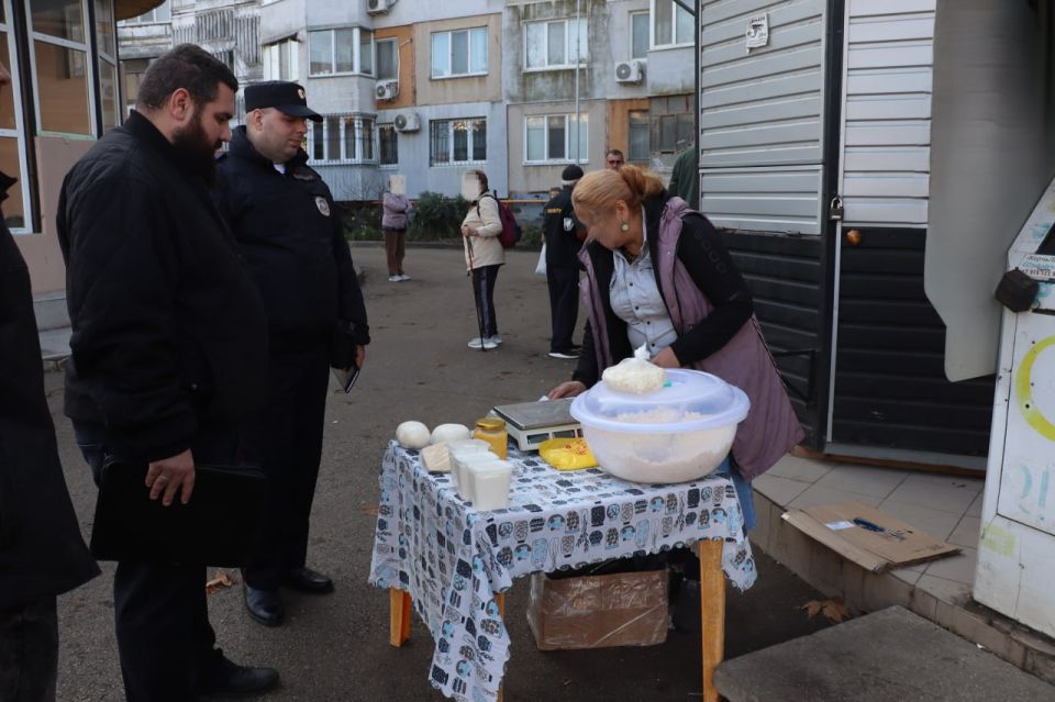 Сотрудники управления муниципального контроля продолжают регулярные профилактические рейды по пресечению незаконной торговли Сотрудники управления муниципального контроля продолжают регулярные профилактические рейды по пресечению незаконной торговли