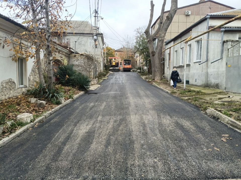 В рамках заключенного контракта с ГУП РК «Крымавтодор» сегодня в Феодосии проведен ямочный ремонт картами улицы Айвазовского