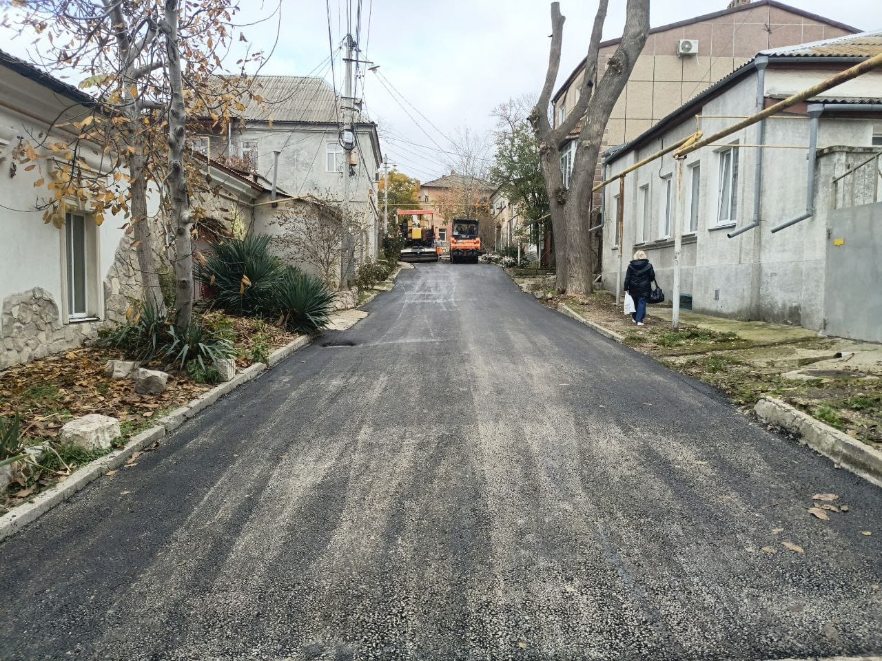 В рамках заключенного контракта с ГУП РК «Крымавтодор» сегодня в Феодосии проведен ямочный ремонт картами улицы Айвазовского