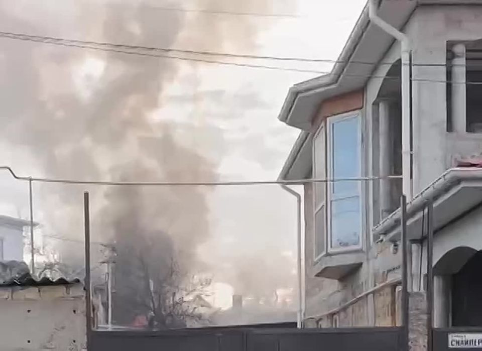 В Симферополе горит частный дом площадью 60 "квадратов"