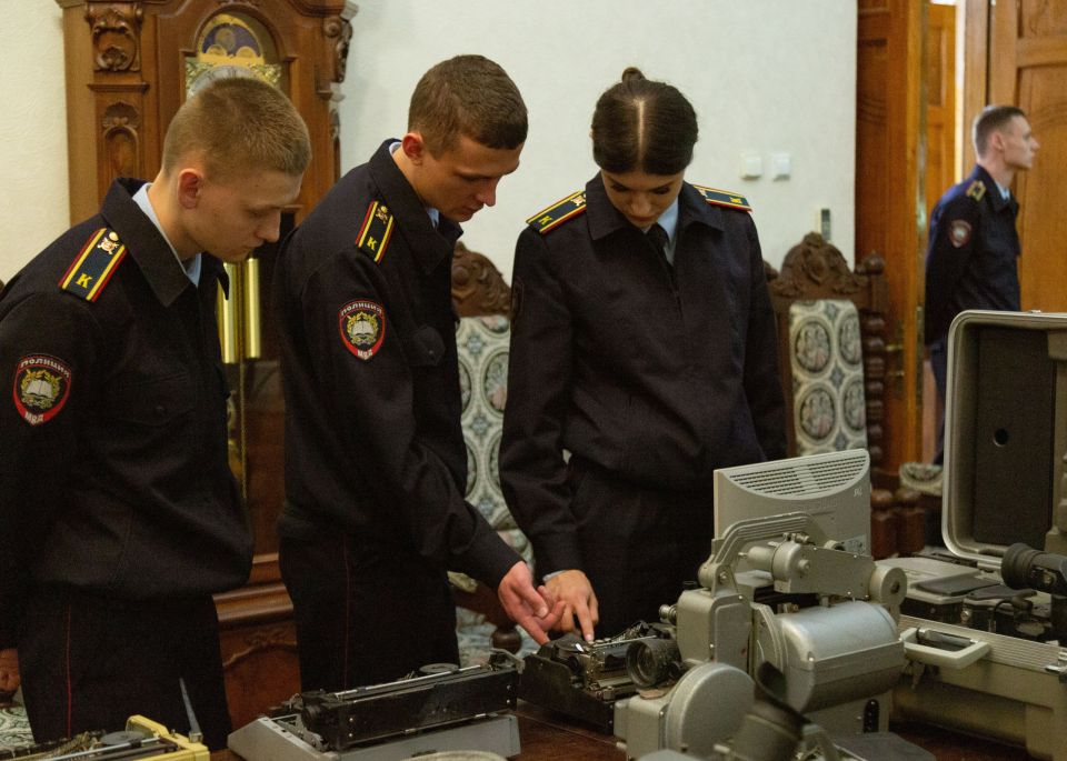В МВД по Республике Крым прошла экскурсия по постоянно действующей экспозиции В МВД по Республике Крым прошла экскурсия по постоянно действующей экспозиции