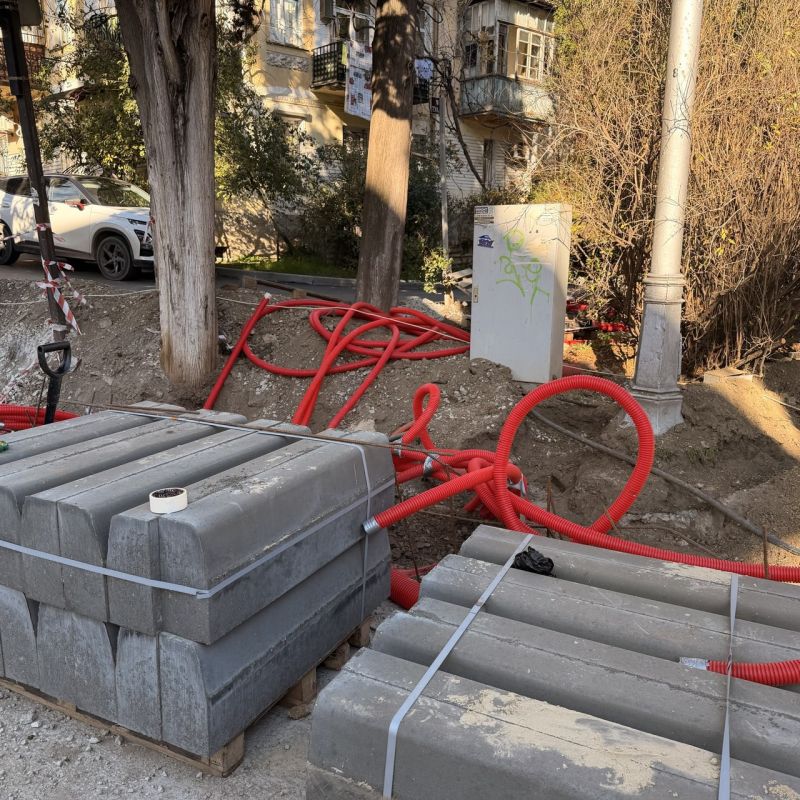 В Ялте продолжается благоустройство сквера «Городской сад» В Ялте продолжается благоустройство сквера «Городской сад»