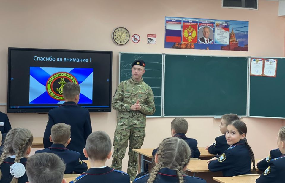 27 ноября, в День морской пехоты, кадеты 5-К класса МБОУ «Школа-лицей №3 им. А.С.Макаренко» встретились с Ерошкиным Иваном Геннадьевичем, человеком, чья жизнь неразрывно связана с защитой Родины 27 ноября, в День морской пехоты, кадеты 5-К класса МБОУ «Школа-лицей №3 им. А.С.Макаренко» встретились с Ерошкиным Иваном Геннадьевичем, человеком, чья жизнь неразрывно связана с защитой Родины