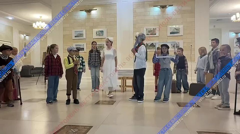 Воспитанники Детской школы искусств подготовили выставку и концерт ко Дню матери