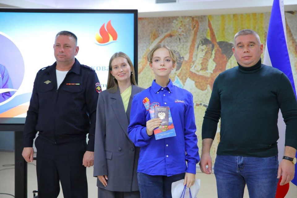 Сотрудники МВД по Республике Крым приняли участие в церемонии вручения первых паспортов в «Артеке» Сотрудники МВД по Республике Крым приняли участие в церемонии вручения первых паспортов в «Артеке»