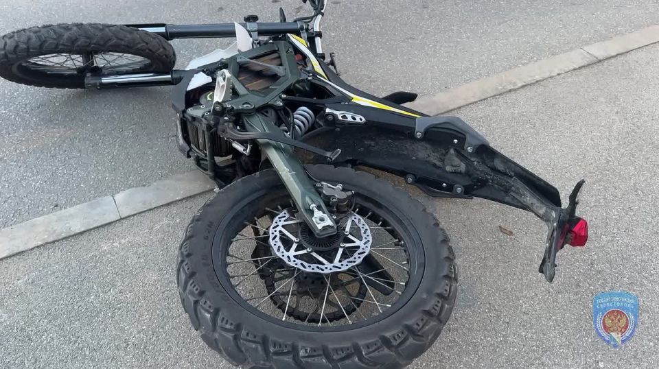 Полиция Севастополя проводит проверку по факту ДТП на набережной пляжа «Учкуевка», в котором погиб водитель электробайка