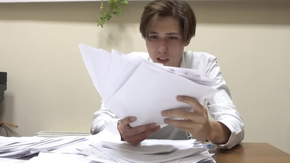 Александр Дудинов: Друзья! Команда Центра «Мои документы» в Черноморском принимает участие в очень важном республиканском конкурсе, посвященном 11-летию МФЦ!