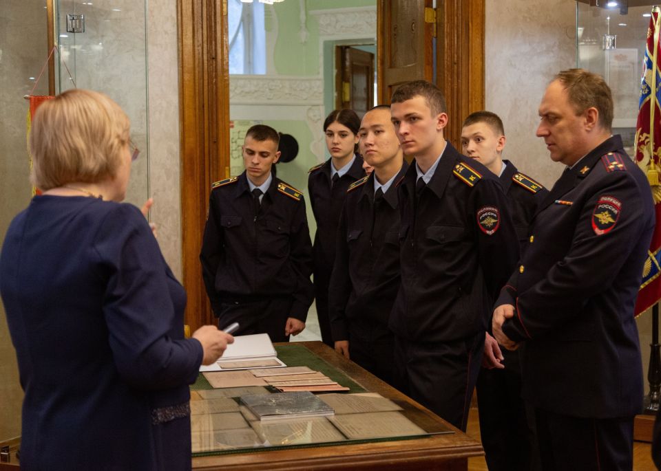 В МВД по Республике Крым прошла экскурсия по постоянно действующей экспозиции В МВД по Республике Крым прошла экскурсия по постоянно действующей экспозиции