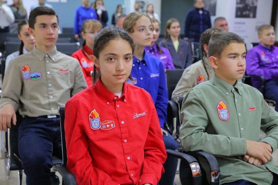 Сотрудники МВД по Республике Крым приняли участие в церемонии вручения первых паспортов в «Артеке»