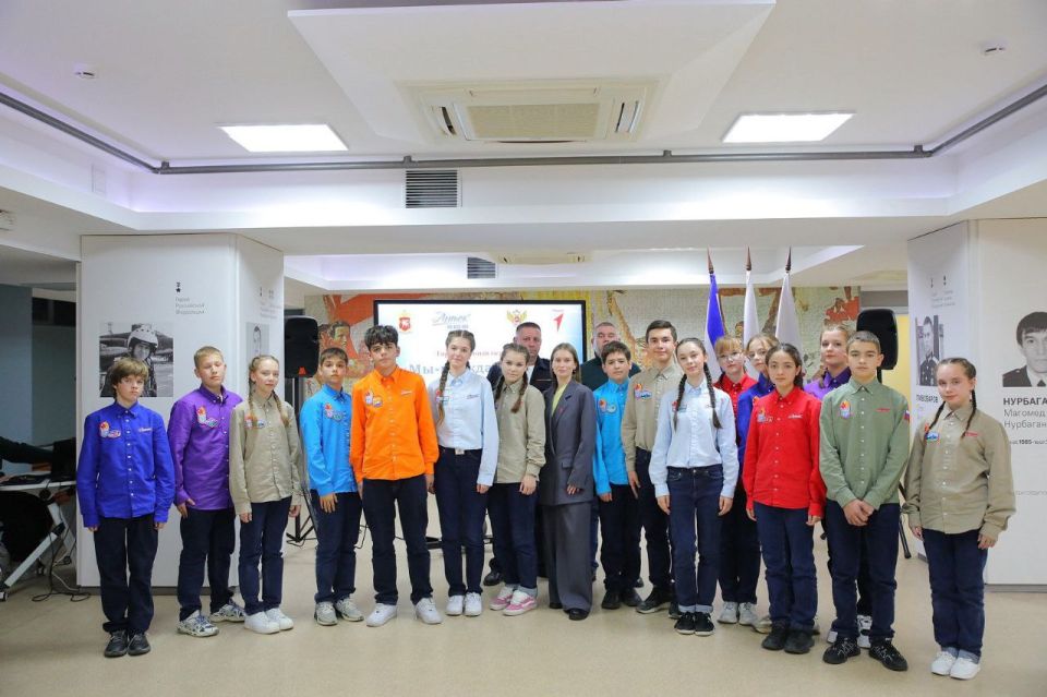 Сотрудники МВД по Республике Крым приняли участие в церемонии вручения первых паспортов в «Артеке» Сотрудники МВД по Республике Крым приняли участие в церемонии вручения первых паспортов в «Артеке»