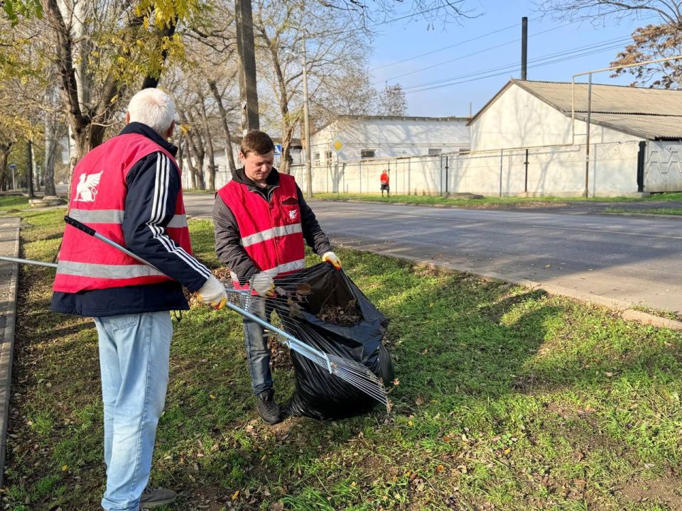 Более 200 человек ежедневно выходят на уборку городских улиц и межквартальных пространств Более 200 человек ежедневно выходят на уборку городских улиц и межквартальных пространств